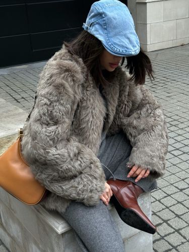 Укороченная шуба цвета капучино с тремя пуговицами