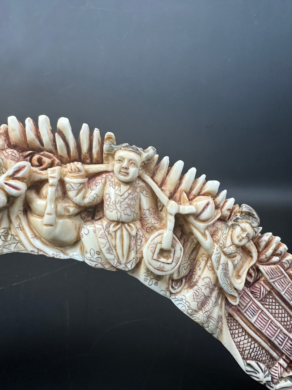 Резная композиция из клыка бегемота