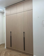 Встроенные распашные шкафы в прихожую на заказ с фасадами из ПВХ и фурнитурой Blum