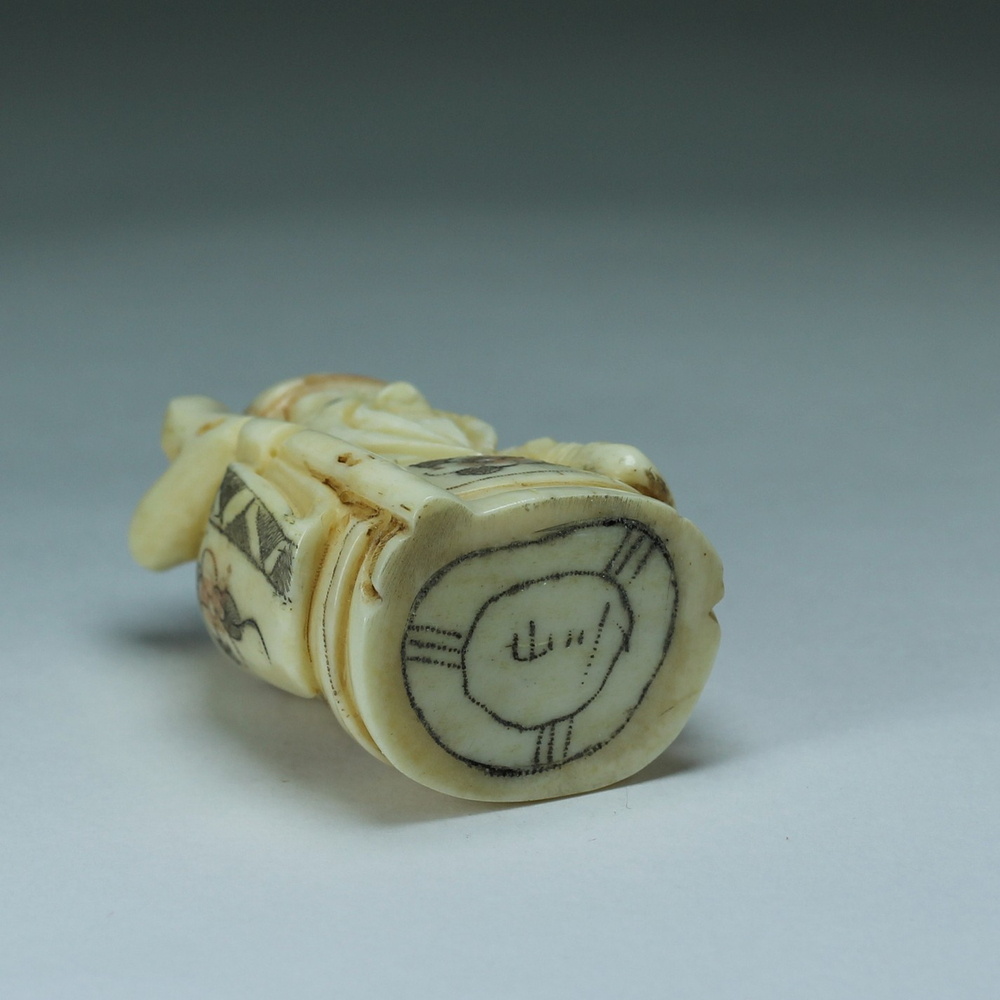 Нэцкэ Дзюродзин с посохом и кисетом