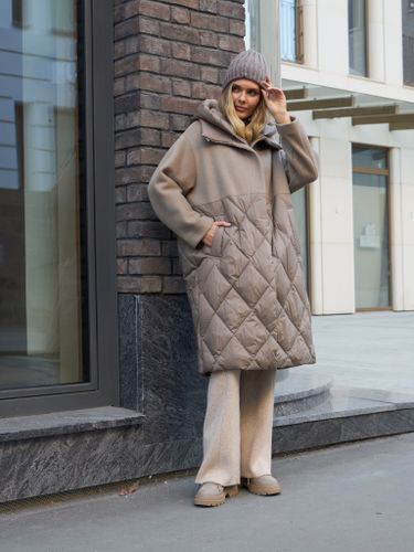 Удлиненная бежевая куртка-пальто с капюшоном