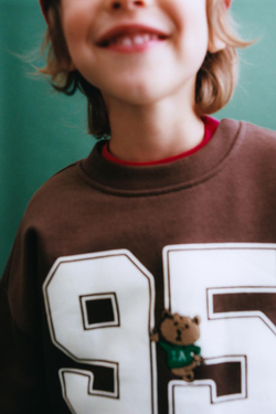 ZARA ТОЛСТОВКА С ВЫШИТОЙ ЦИФРОЙ И АНИМАЛИСТИЧЕСКИМ ПРИНТОМ, КОРИЧНЕВЫЙ