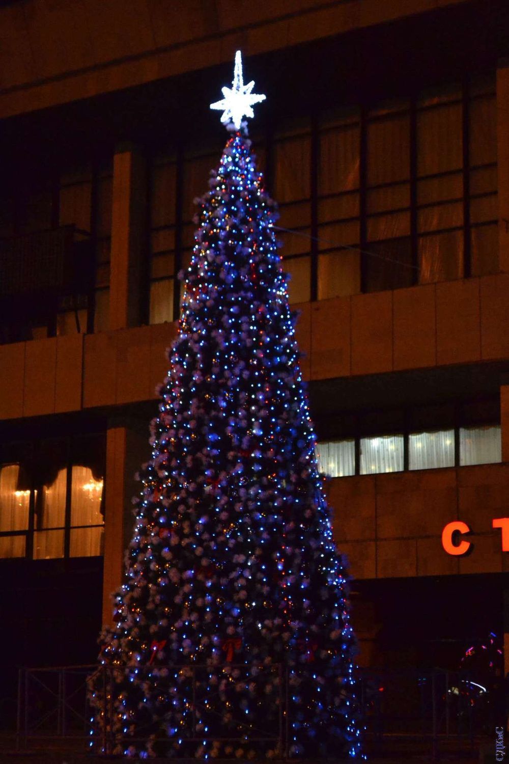 Уличная елка каркасная "Уральская сосна" (бело-зеленая леска) 5 м