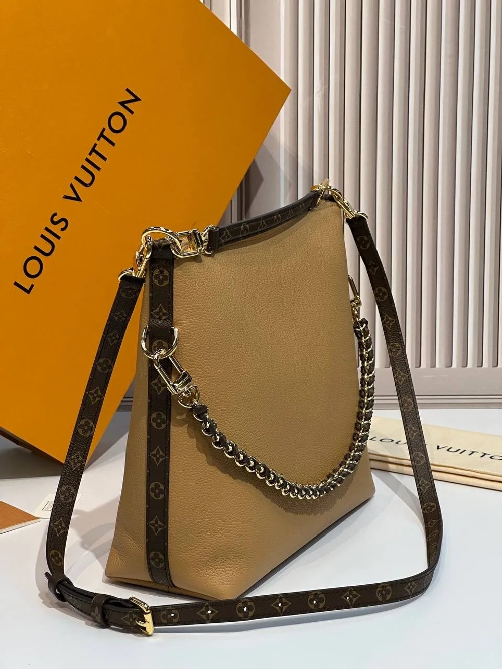 Бежевая сумка Louis Vuitton Multipass