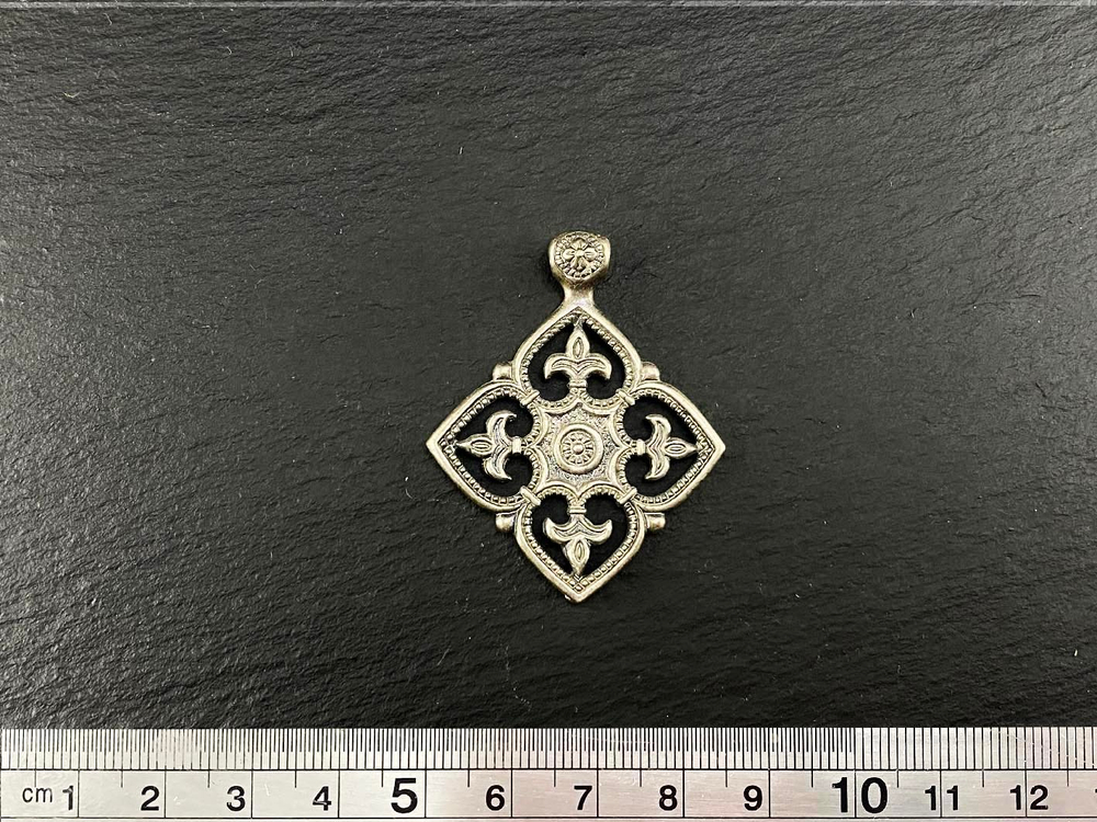 Подвеска. Четыре Лилии