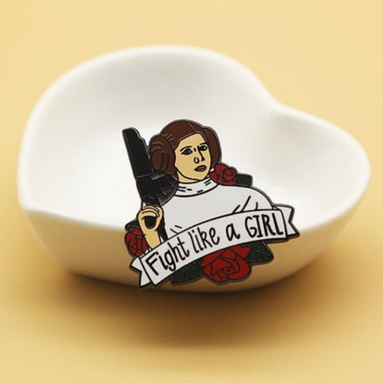 Значок металлический Звездные войны, Принцесса Лея, "Дерись, как девчонка",  р-р 3,2*3,8 см