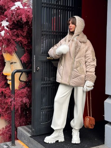 Бежевый пуховик с воротником из овечьей шерсти