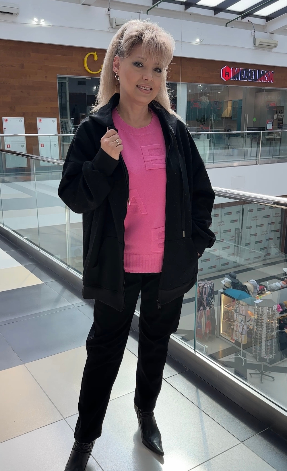 Бомбер-жакет со стразами в черном цвете