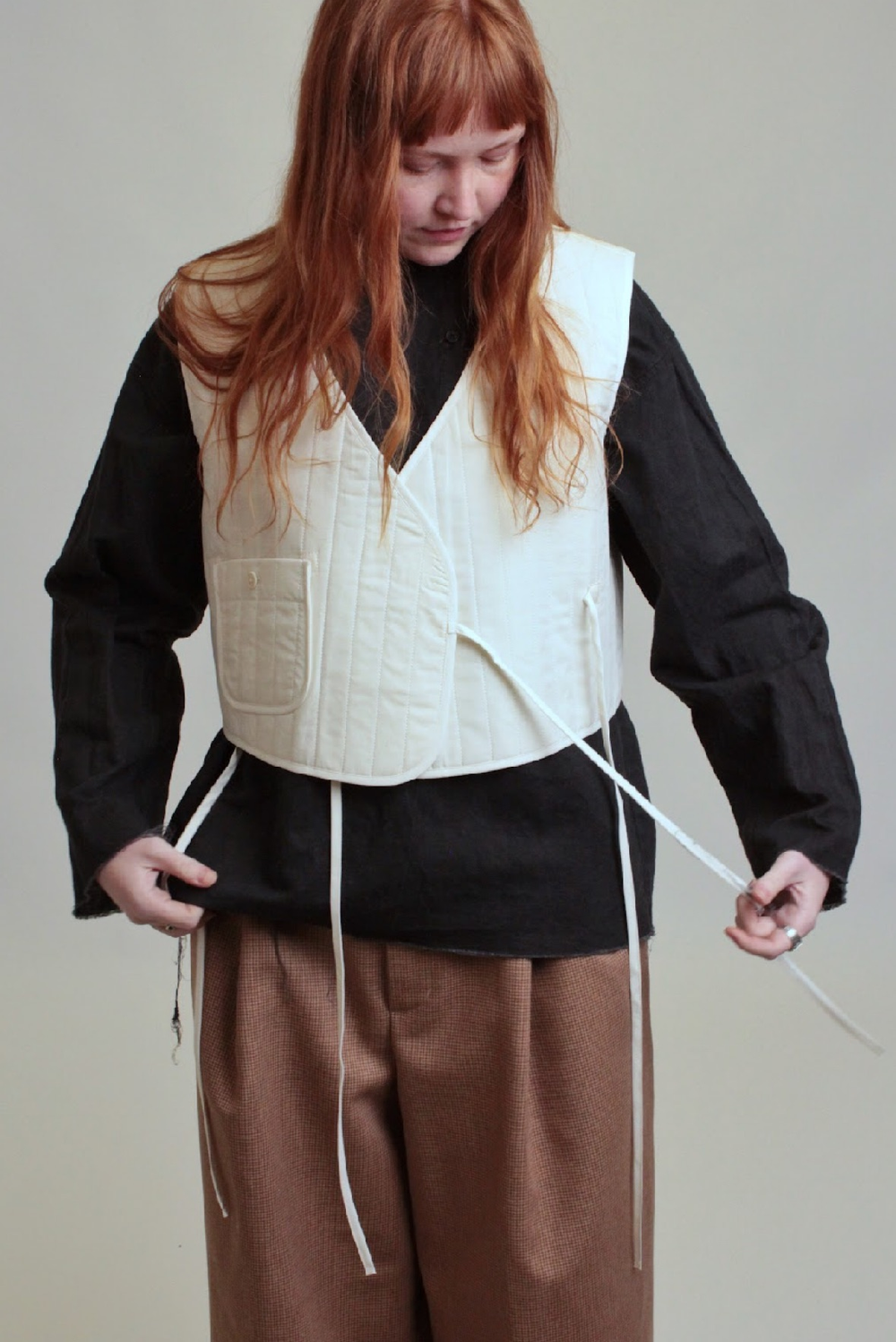 Жилет стеганый на запах из молочного хлопка