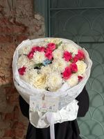 Букет из кустовой пионовидной розы, одноголовых роз, оксипеталума и хризантемы