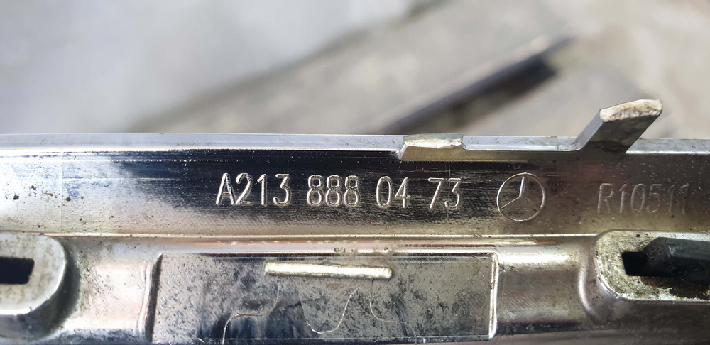Молдинг решетки радиатора Mercedes E (W213) 16-20 Б/У Оригинал A2138880473