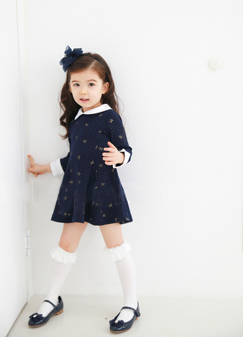 Платье детское с контрастными манжетами и воротником