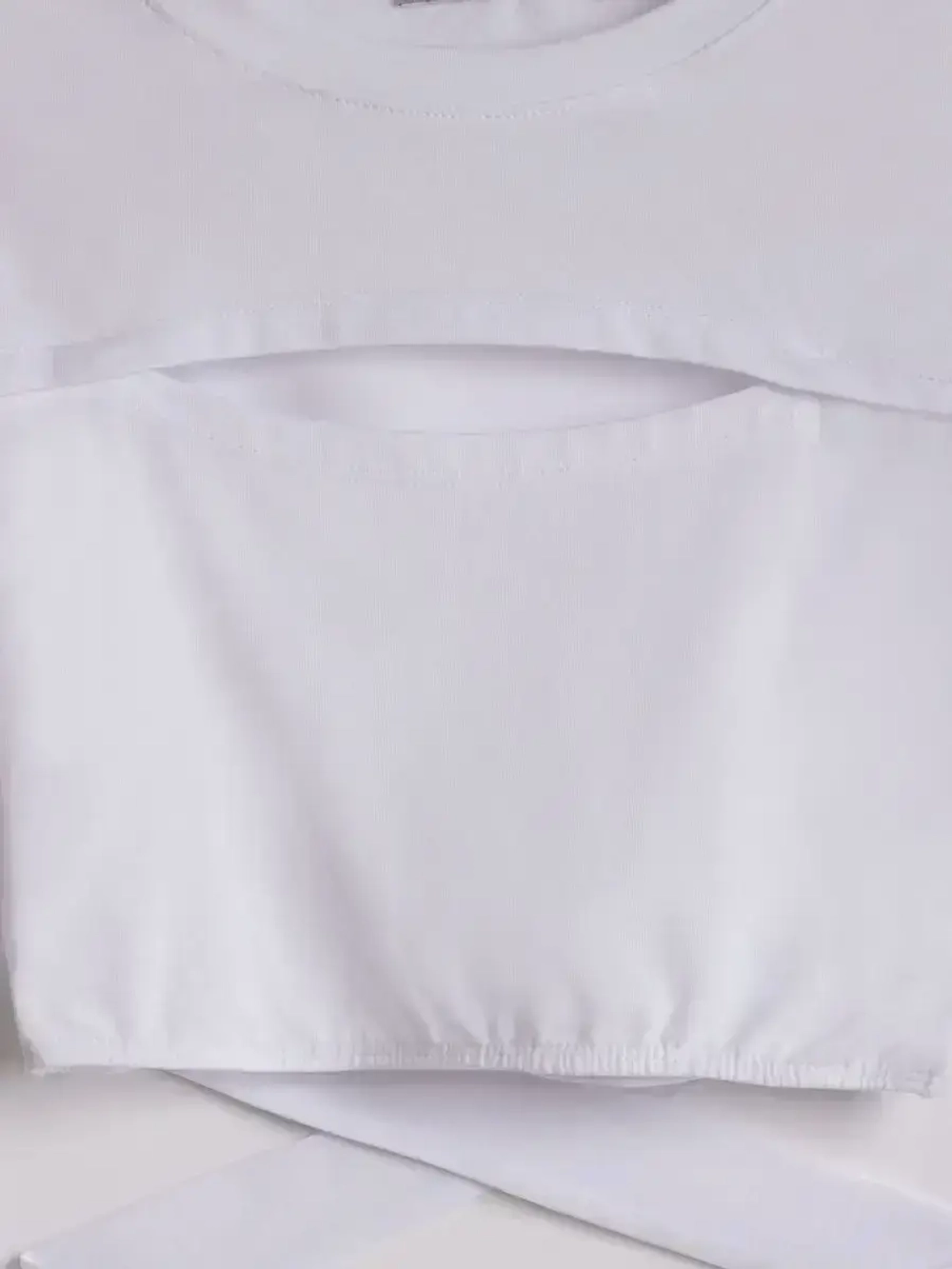 Белый кроп топ на завязках с длинным рукавом