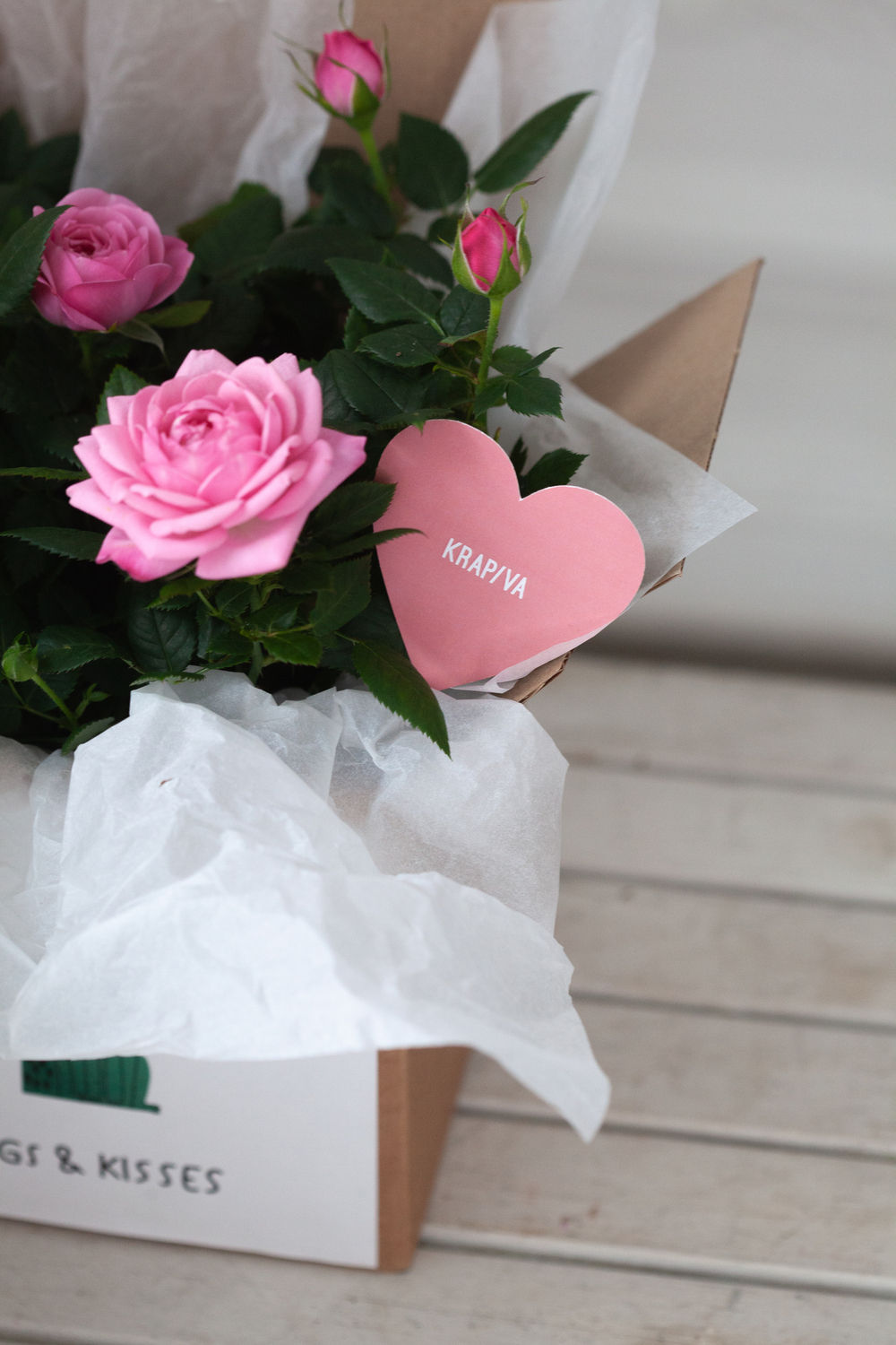 Цветущие растения в подарочной коробочке с валентикой