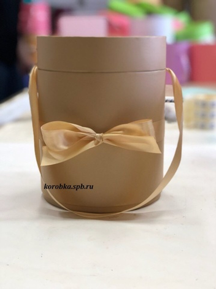 Шляпная коробка D18 см Цвет: крафт .  Розница 300 рублей .