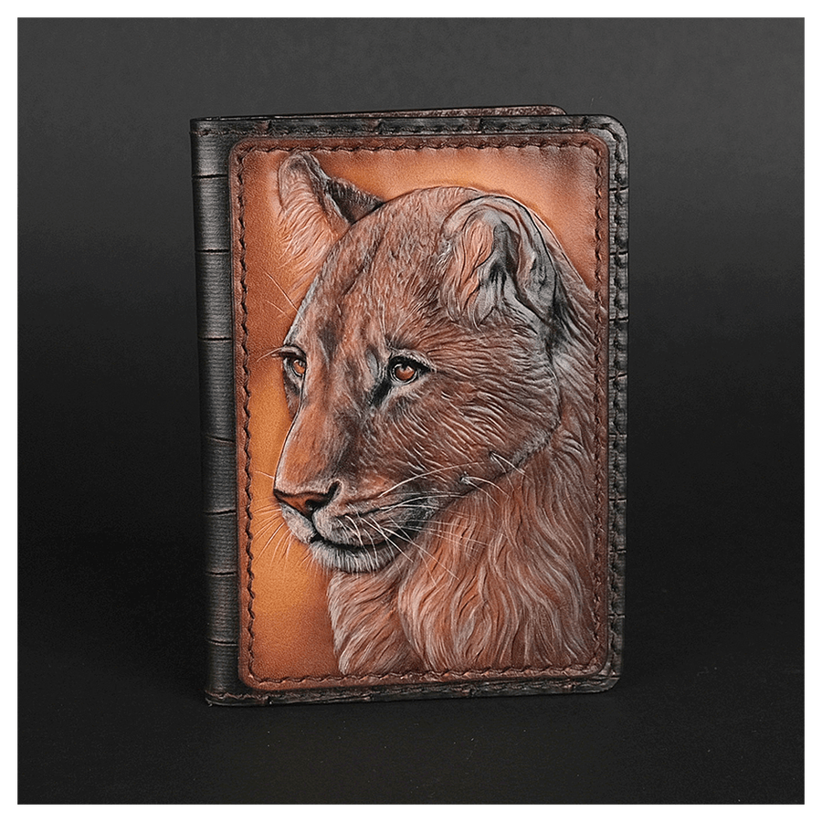 Кожаная обложка на паспорт «Львица»
