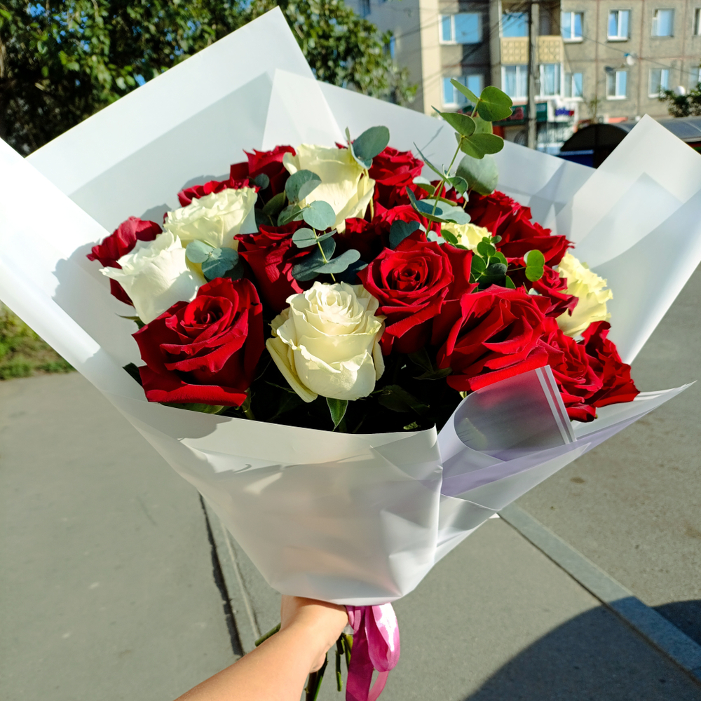 Букет 21 бело-красная роза с эвкалиптом