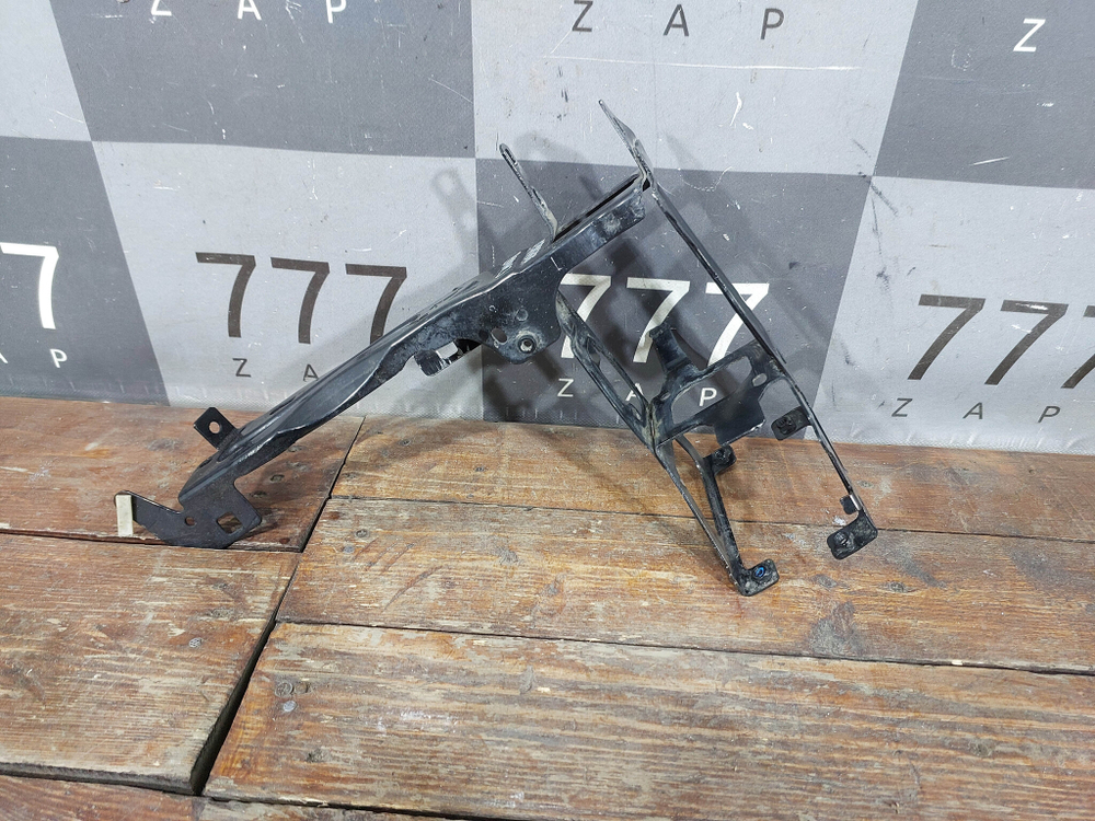 Кронштейн фары правый BMW 3-Series (F30) 11-20 Б/У Оригинал 51647245792