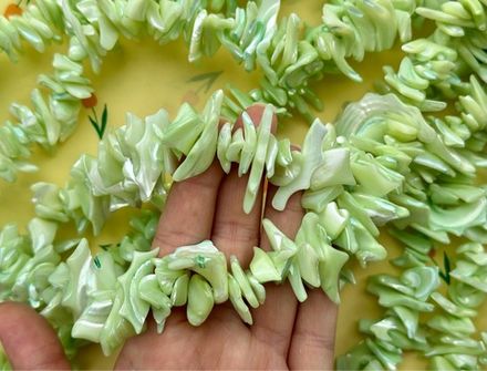 Нить бусин из ракушки (перламутра) 13-28мм, чипсы