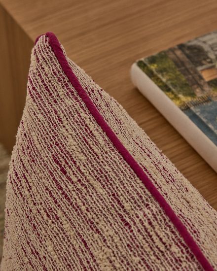 Чехол на подушку Brisella из розового жаккарда с контрастной отделкой 45 x 45 см