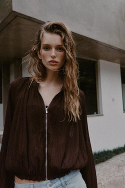 ZARA ПЛИССИРОВАННАЯ КУРТКА ИЗ ОРГАНЗЫ, КОРИЧНЕВЫЙ