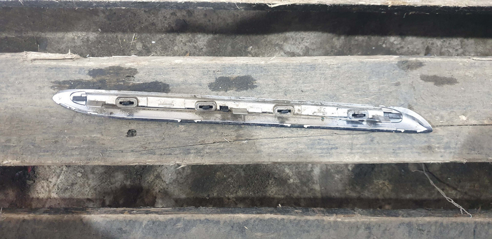 Молдинг решетки радиатора Mercedes E-Class (W213) 16-20 Б/У Оригинал A2138880373