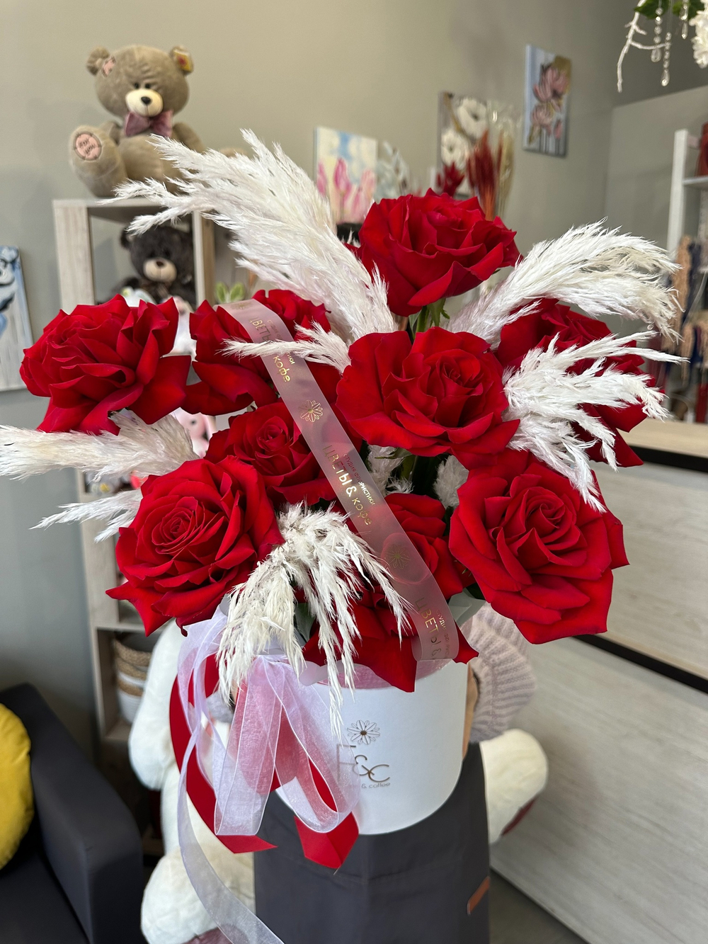 Бокс французских красных роз с дополнением пампасной травы 🌹❤️