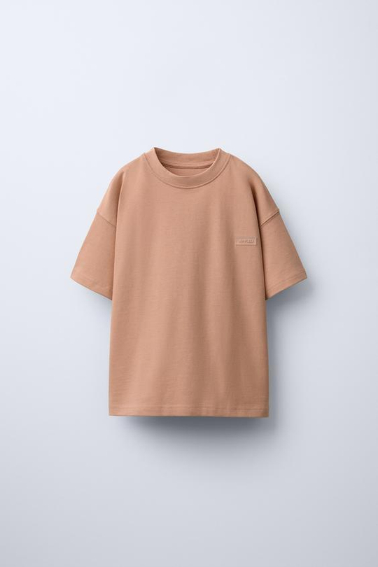 ZARA ФУТБОЛКА ИЗ ПЛОТНОГО ДЖЕРСИ С ПРОРЕЗИНЕННОЙ НАШИВКОЙ, ЛОСОСЕВЫЙ