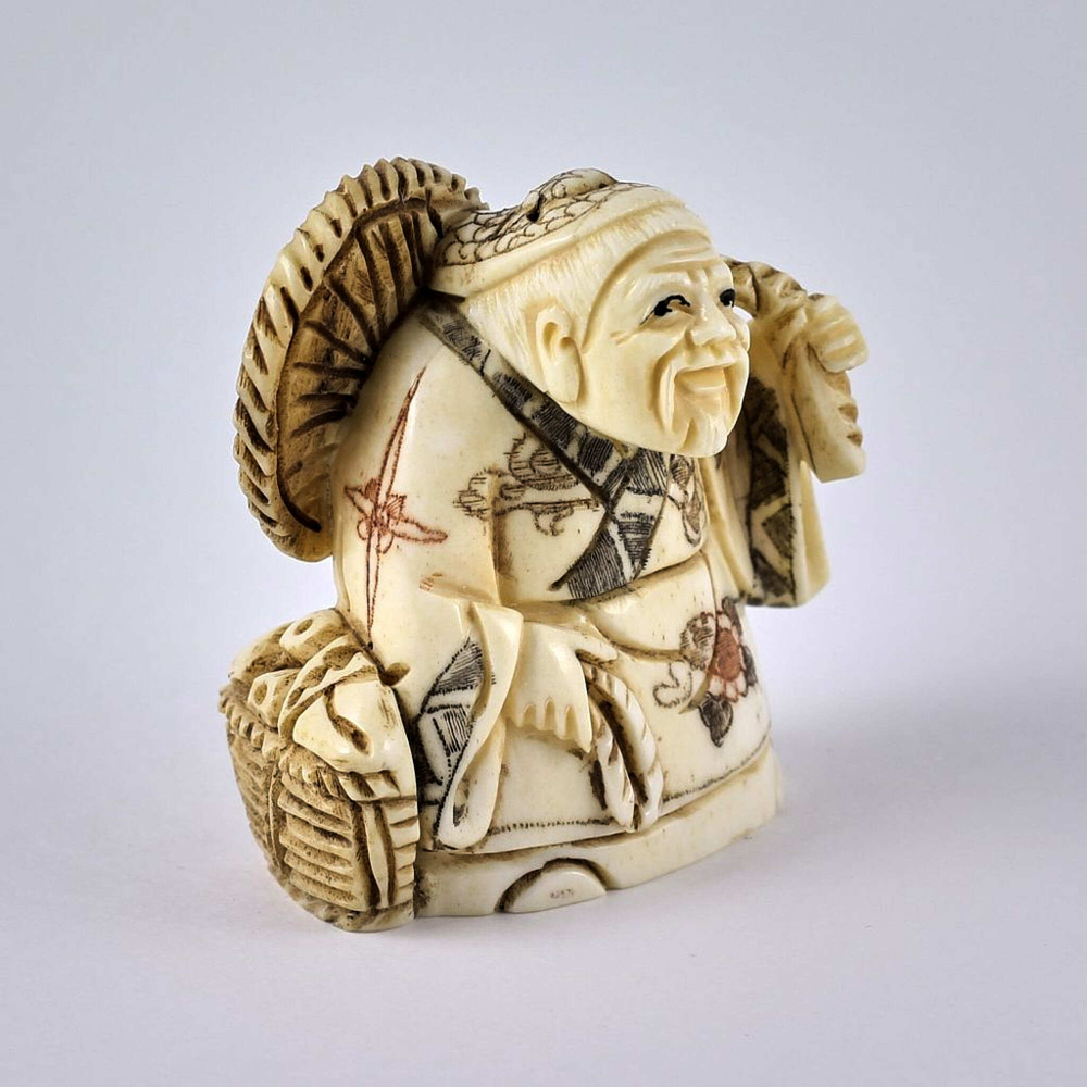 Нэцкэ Монах с волшебной шляпой и кузовом рыбы