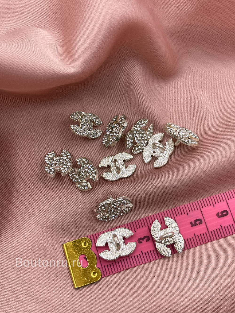 Пуговицы Шан. серебрисое лого в стразах 14 мм