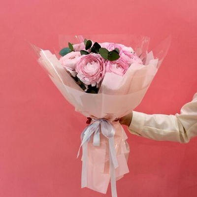 Монобукет из 15 премиальных пышных ранункулюсов с эвкалиптом. Монобукет 072 Chalet Green