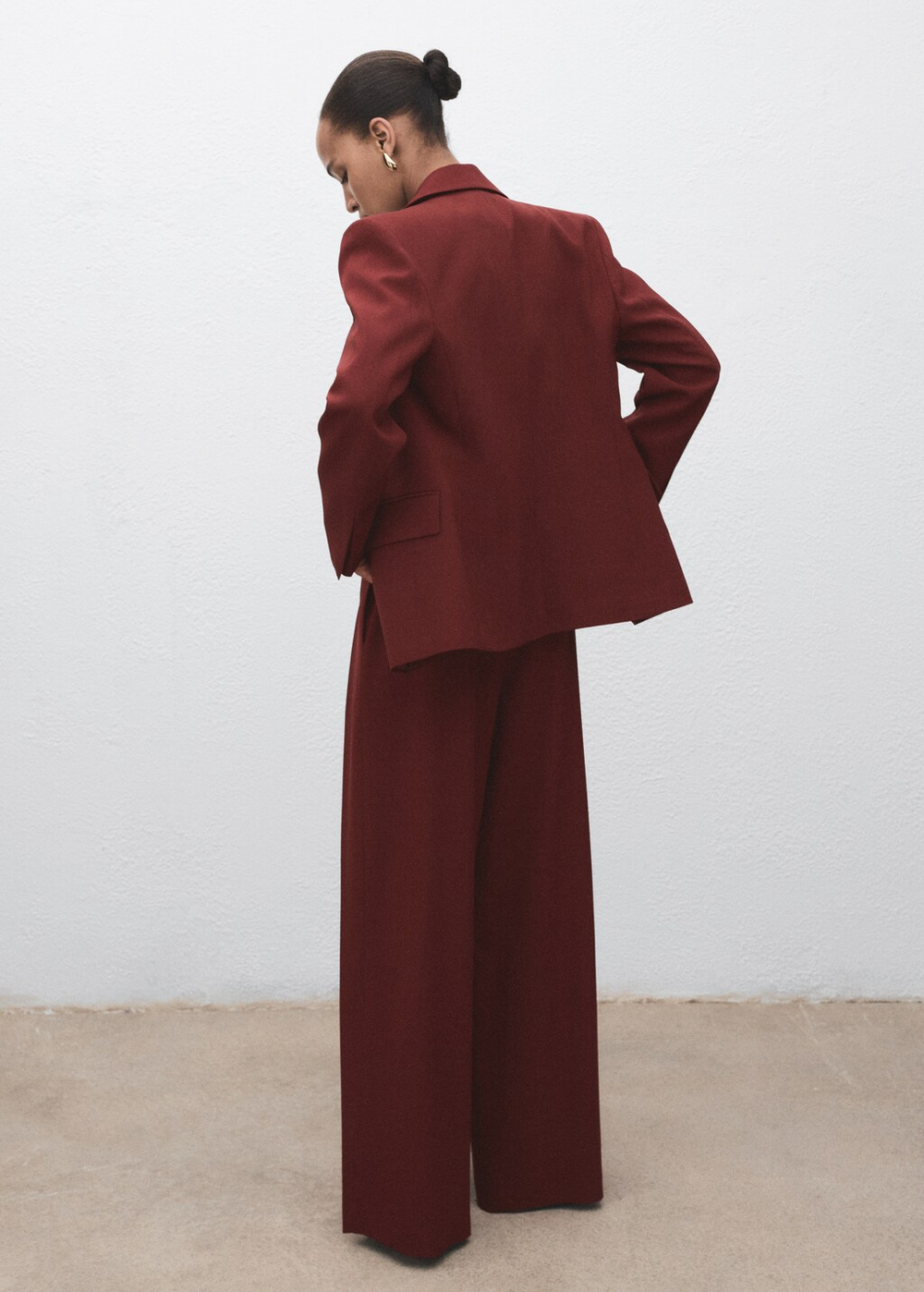 Костюмные брюки с широкими штанинами и защипами