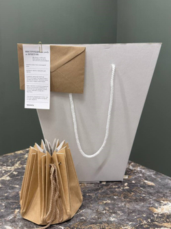 Букет из 7 пионовидных кустовых роз "Мисти Бабблс" (в переноске с аквабоксом)