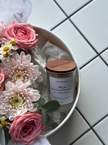 Цветочная композиция в коробке+свеча 50 мл