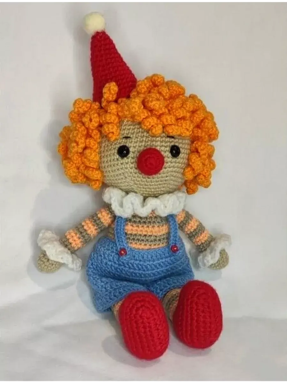 Вязаная игрушка "Милый клоун"