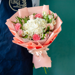 Сборный букет с белой гортензией