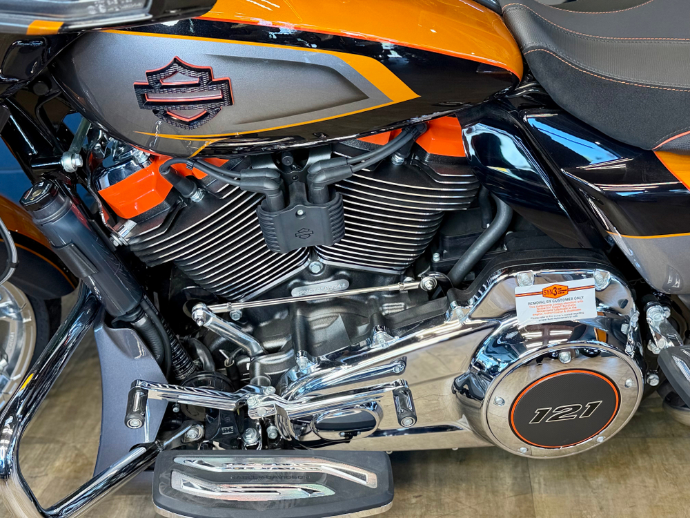 CVO Street Glide "Torched Orange CVO Tri-Tone" (2026)