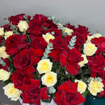 Корзина из французских и пионовидных роз