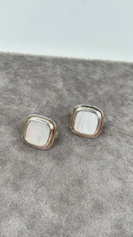 Серьги с перламутром на английском замке