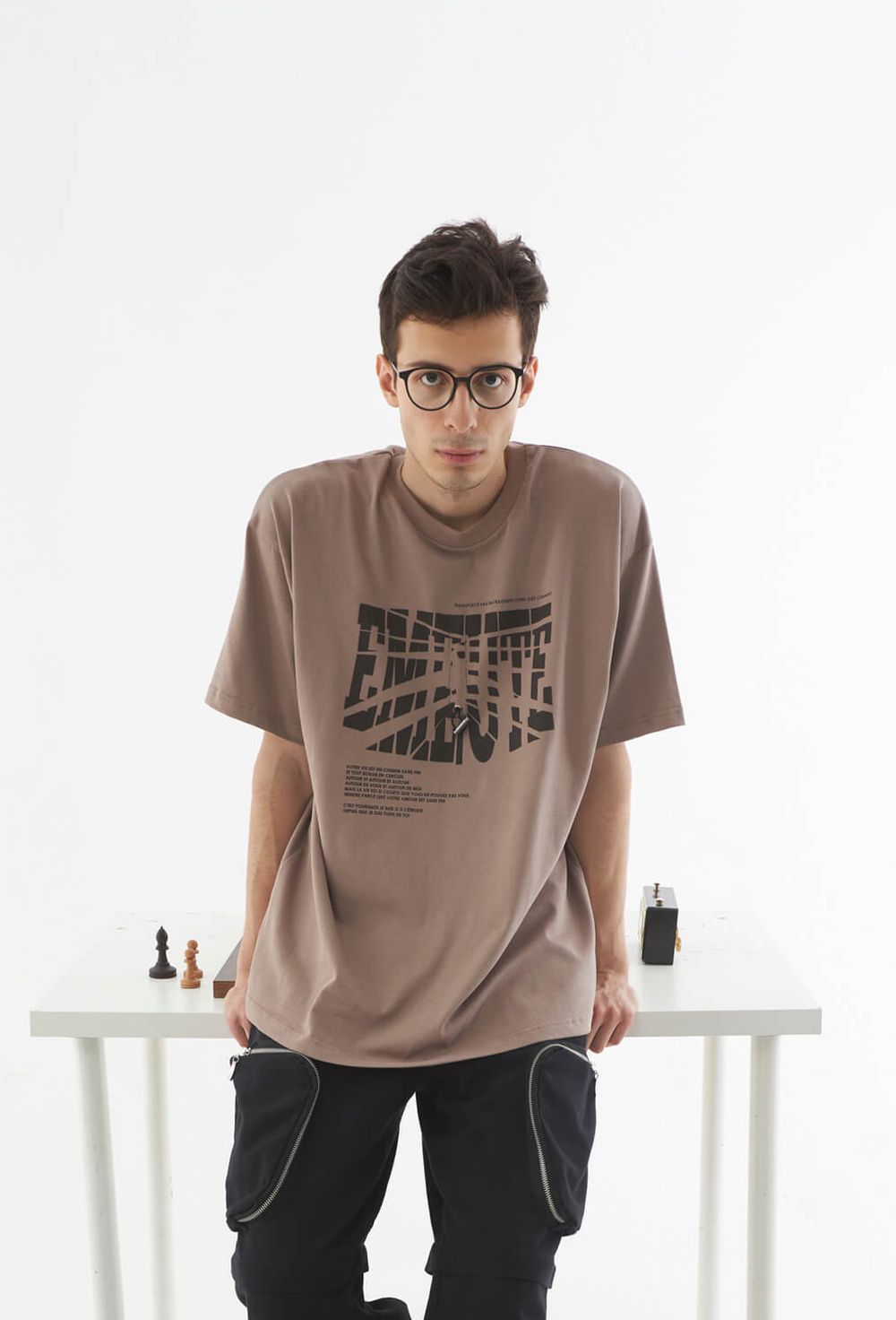 Футболка Une Petite Emeute Broken Emeute темно-бежевая