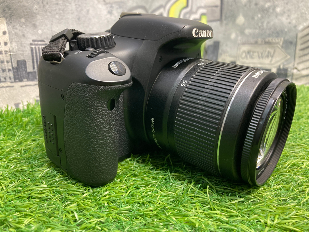 Canon 550D kit 18-55mm 3.5-5.6 III 9.000 кадров