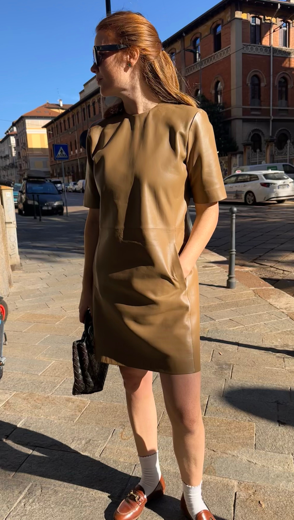 Бежевое кожаное платье