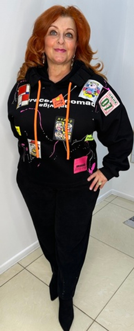 Черная толстовка-худи с ярким принтом и капюшоном