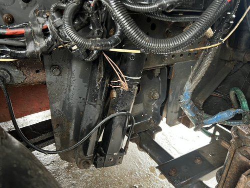 Цилиндр подъёма кабины электрический