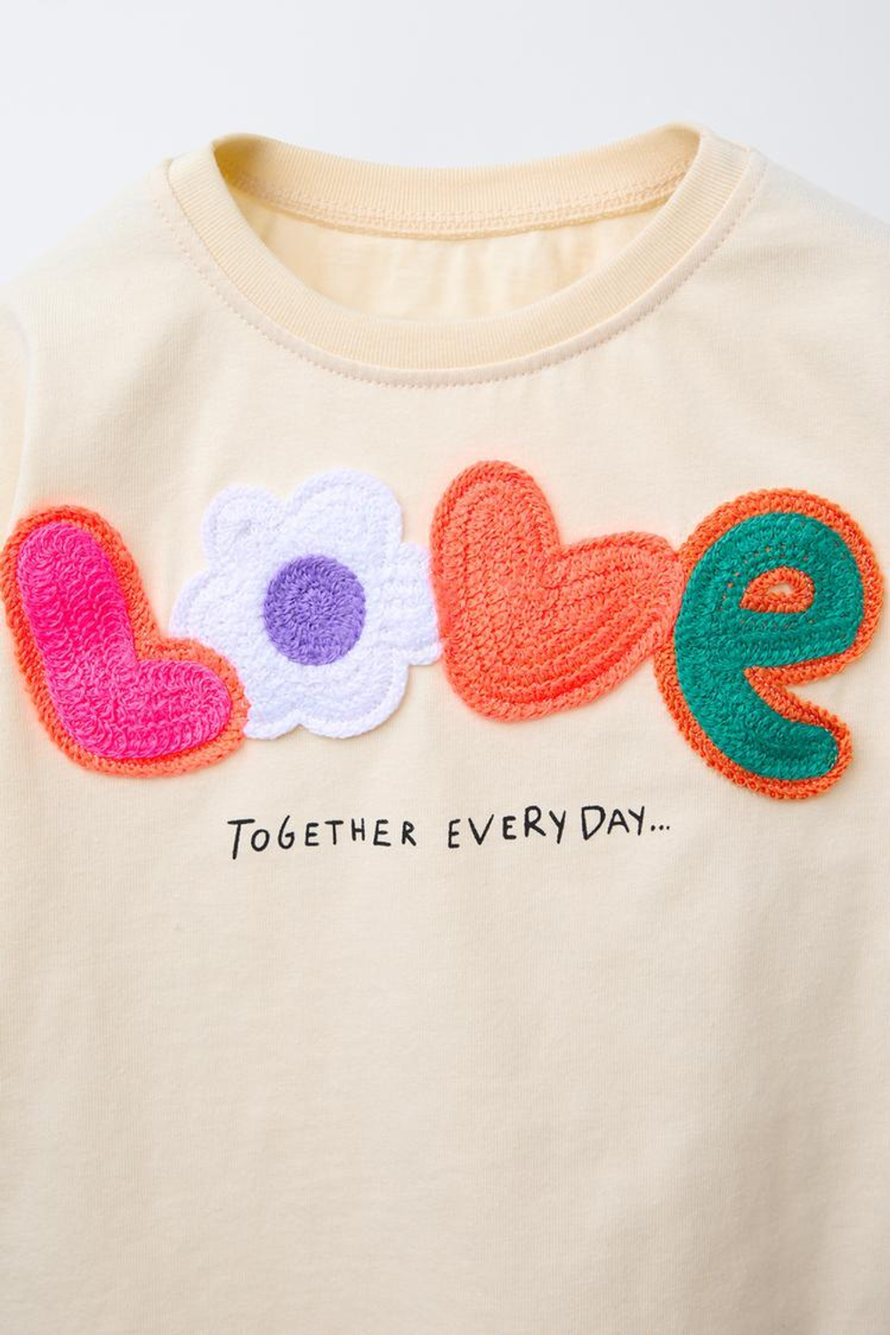 ZARA ФУТБОЛКА С МАХРОВОЙ НАШИВКОЙ, ВАНИЛЬНЫЙ