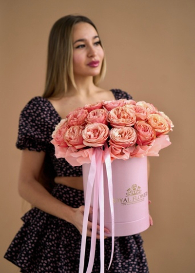 Композиция в шляпном боксе из 31 пионовидной розы