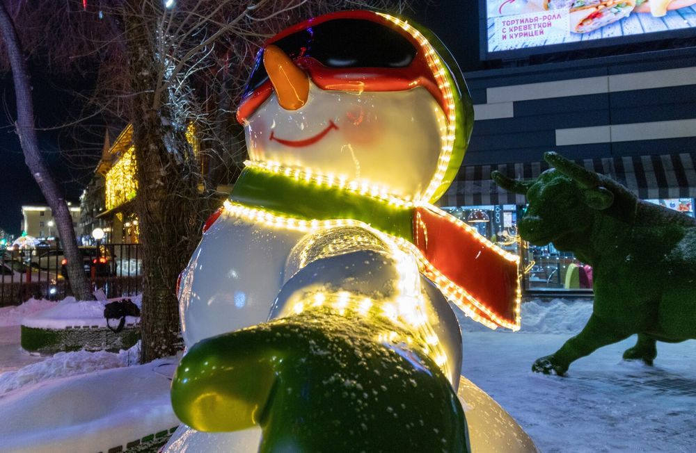 Уличная фигура "Снеговик Сноубордист"