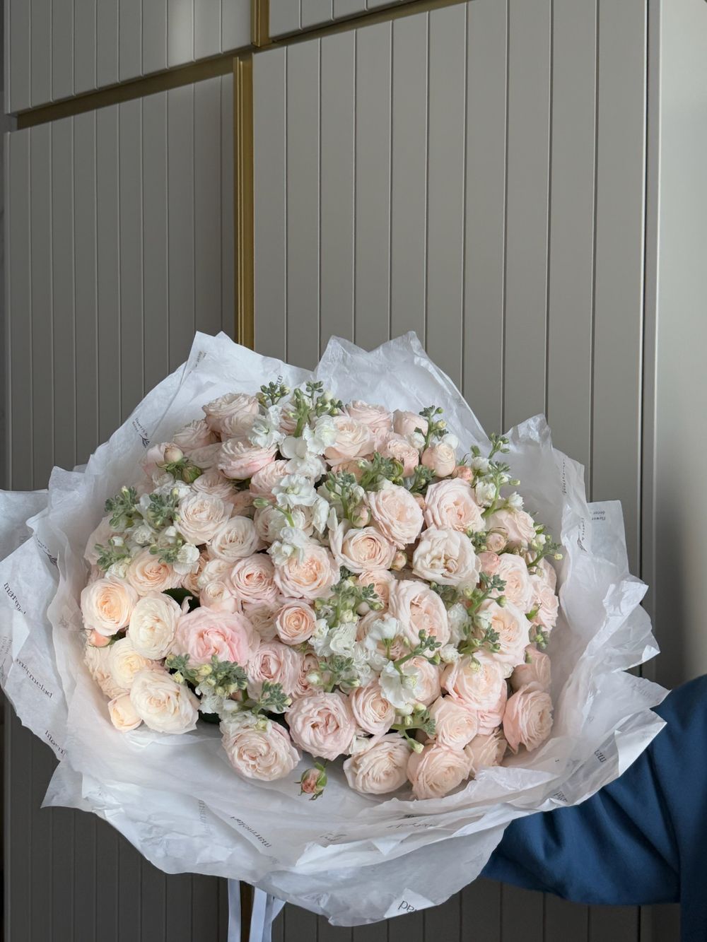 Гранд букет из кустовых пионовидных роз и маттиолы