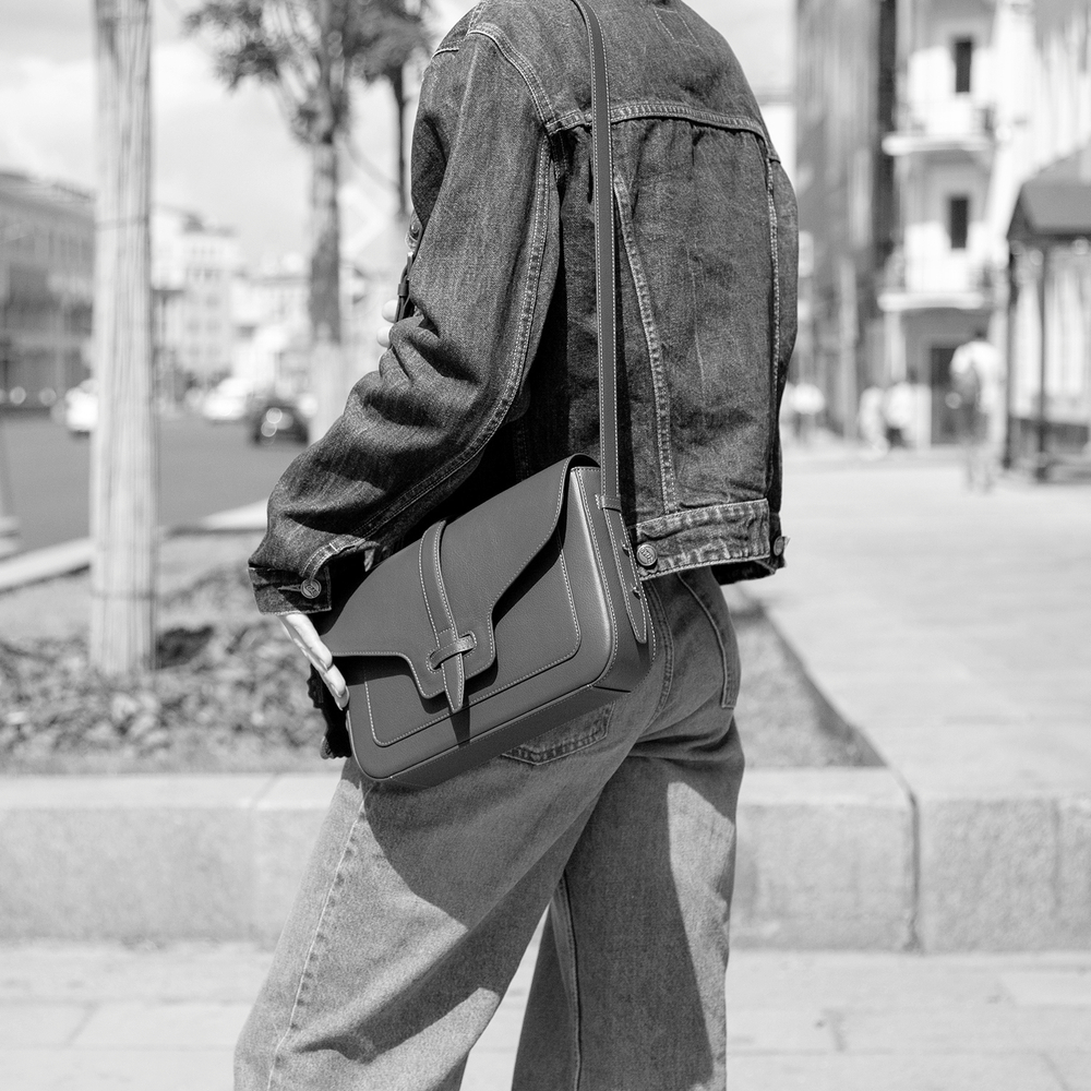 Сумка Universel с двумя плечевыми ремнями из кожи теленка, цвета оливы