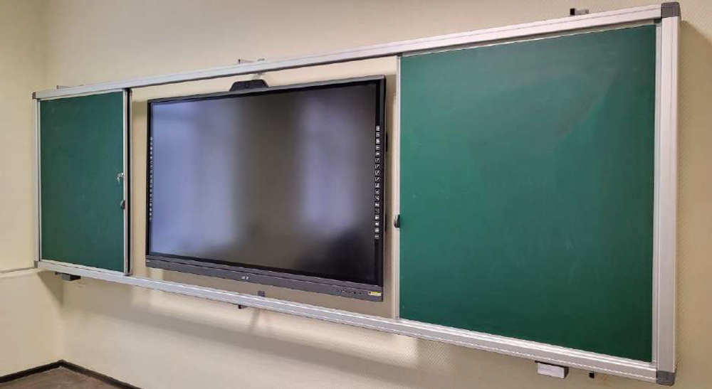 Настенная рельсовая система школьных досок с увеличенным фасадом и улучшенной легкостью движения